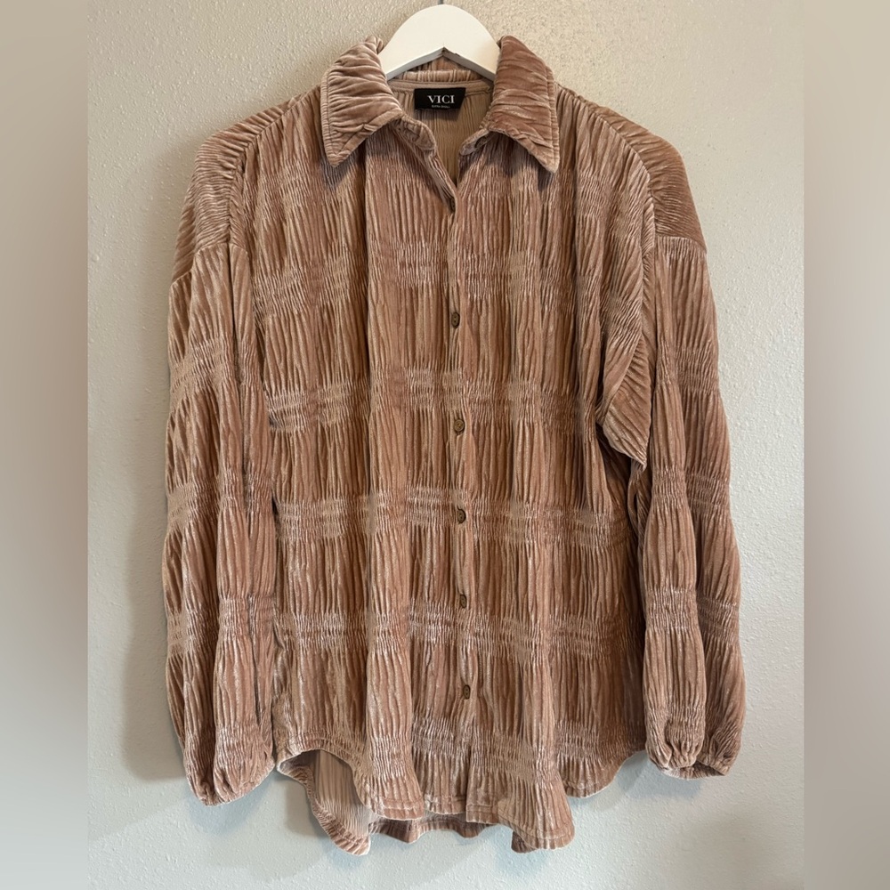 VICI Mauve Pink Smocked Velvet Plissé Button Down Boho Blouse Size XS‎
